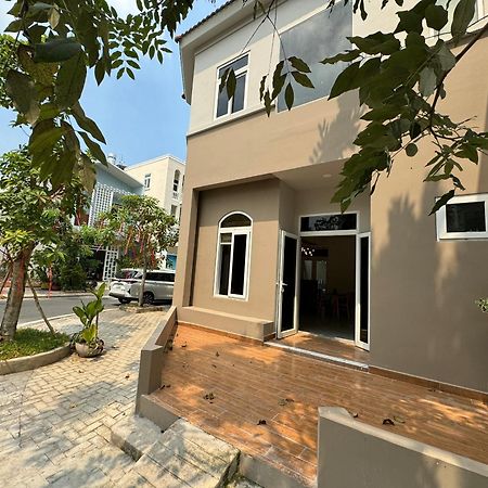 La Homestay Long Xuyen Bagian luar foto