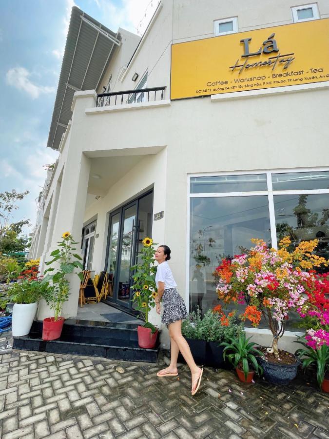 La Homestay Long Xuyen Bagian luar foto