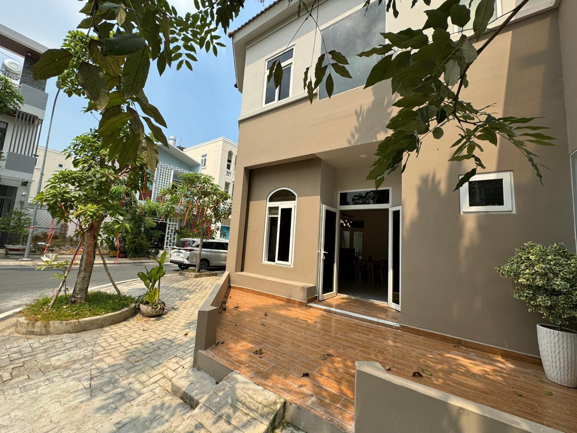 La Homestay Long Xuyen Bagian luar foto