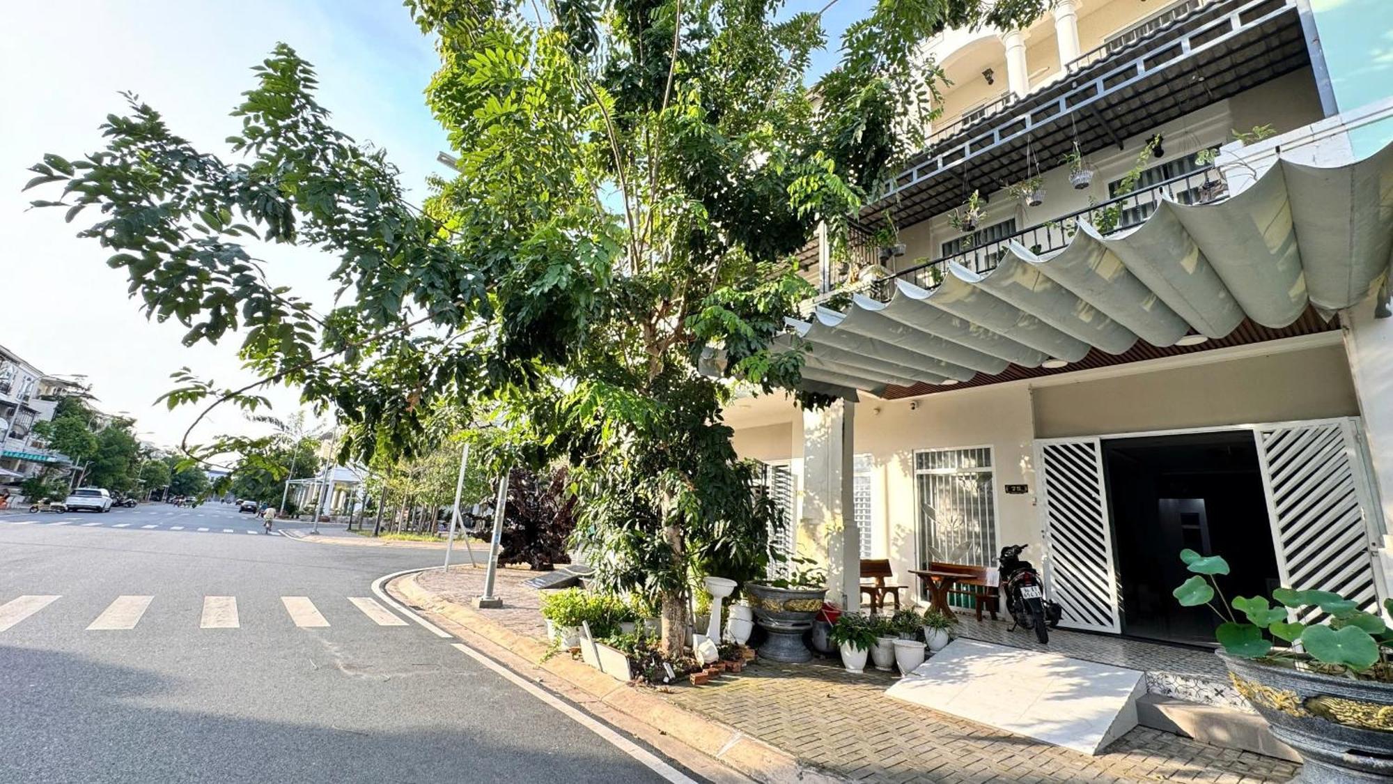 La Homestay Long Xuyen Bagian luar foto